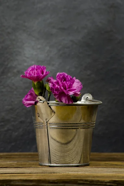 Pequeno Caldeirão Aço Com Flores Madeira — Fotografia de Stock