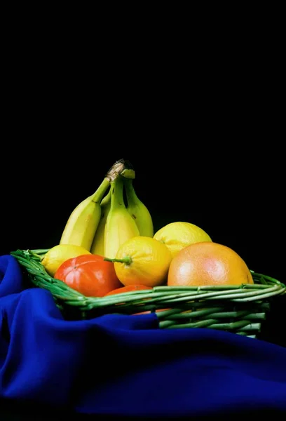 Cesta Vime Com Frutas Fundo Com Pano Elegante — Fotografia de Stock