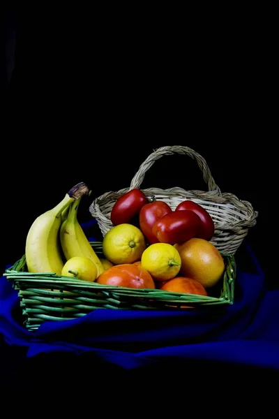Weidenkorb Mit Früchten Hintergrund Mit Elegantem Tuch — Stockfoto