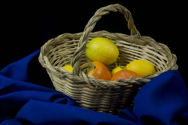 Korb Mit Früchten Hintergrund Mit Elegantem Tuch — Stockfoto