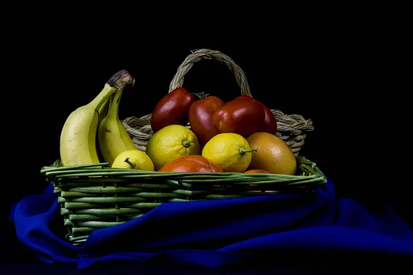 Weidenkorb Mit Früchten Hintergrund Mit Elegantem Tuch — Stockfoto