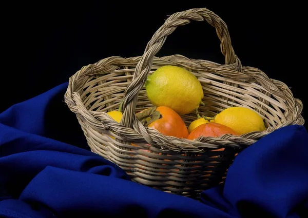 Canasta Caña Con Frutas Fondo Con Tela Elegante — Foto de Stock