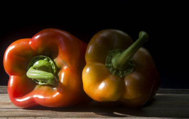 Siyah arkaplanda kırmızı biber