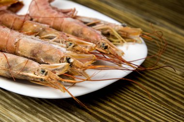 Büyük bıyıklı donmuş karidesler.