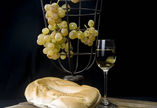 Bodegón Con Uvas Doradas Pan Sobre Fondo Negro —  Fotos de Stock