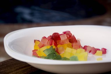 Beyaz tepside kesilmiş meyveler ve soyut arkaplan