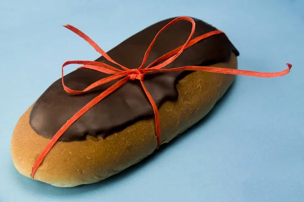 Bolo Chocolate Amarrado Com Uma Corda Pastelaria Vermelha — Fotografia de Stock