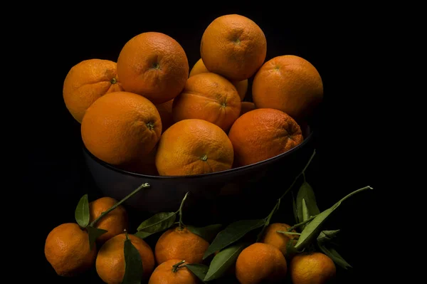 Bio Mandarinen Mit Blättern Auf Schwarzem Hintergrund — Stockfoto