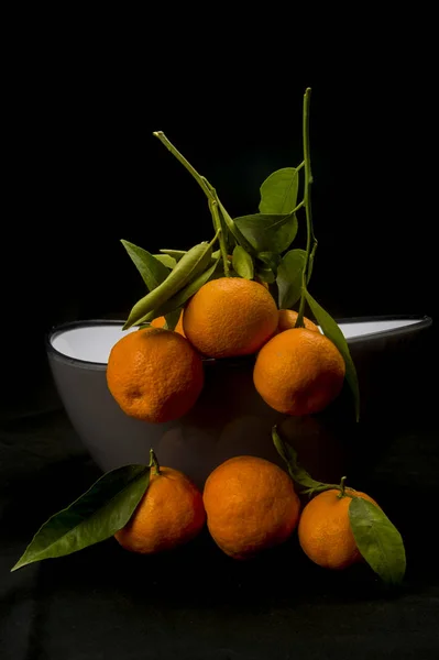 Mandarinas Orgánicas Con Hojas Sobre Fondo Negro —  Fotos de Stock