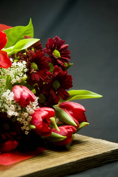 Levendig Boeket Van Rode Tulpen Madeliefjes — Stockfoto