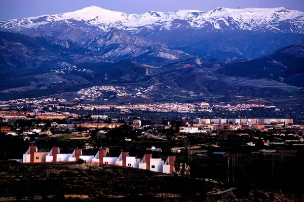 Paysage Avec Montagnes Enneigées Vallée Avec Maisons Coucher Soleil — Photo