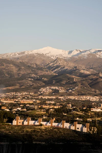 Paysage Avec Montagnes Enneigées Vallée Avec Maisons Coucher Soleil — Photo