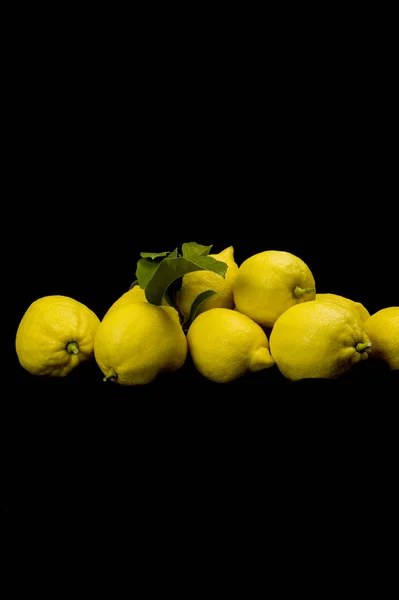 黒を基調にした新鮮なカットの素晴らしいレモン — ストック写真