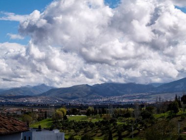 Vadi ve bulutlarla kaplı manzara