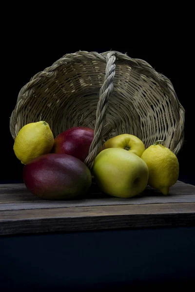 Mangos Manzanas Amarillas Con Una Cesta Caña Natural — Foto de Stock