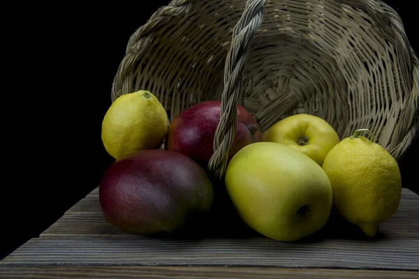 芒果和黄色苹果 还有一篮子自然手杖 — 图库照片