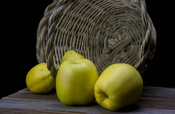 木桌上的黄色苹果和柠檬 — 图库照片