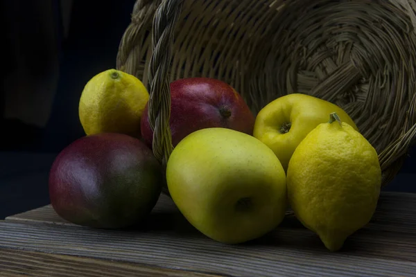 Mango Und Gelbe Äpfel Mit Einem Korb Mit Natürlichem Zuckerrohr — Stockfoto