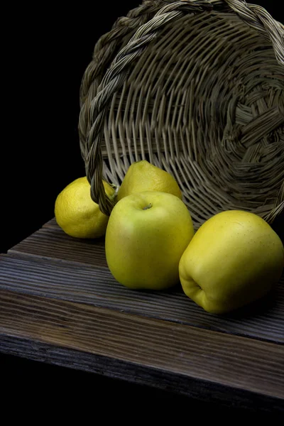 木桌上的黄色苹果和柠檬 — 图库照片