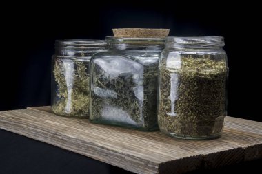 Kurumuş aromalı cam kavanozlar.