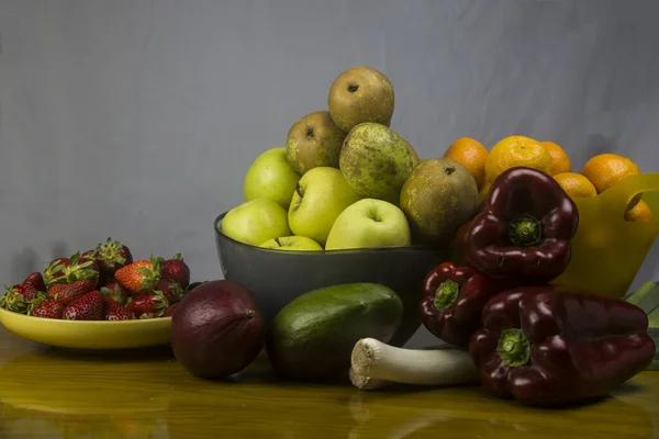 Schalen Mit Frischen Früchten Auf Holztisch — Stockfoto
