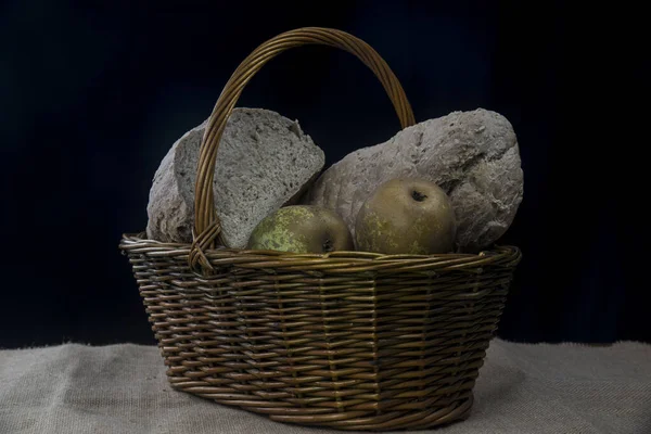 带着面包和篮子的静止生活 — 图库照片