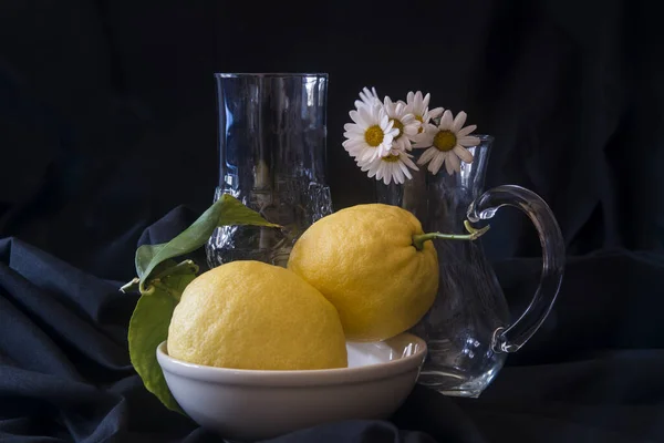 柠檬和碗的静止生活 — 图库照片