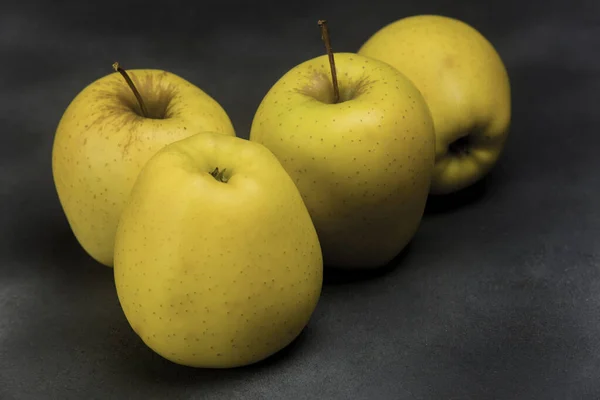 Goldene Äpfel Aus Tirol Auf Metallisch Grauem Hintergrund — Stockfoto