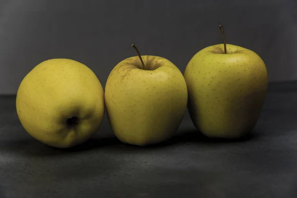 Manzanas Doradas Del Tirol Sobre Fondo Gris Metálico — Foto de Stock
