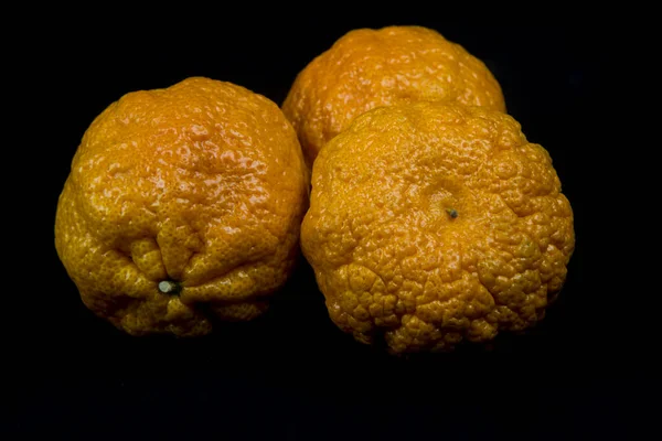 Raue Haut Mandarinen Auf Schwarzer Nahaufnahme — Stockfoto