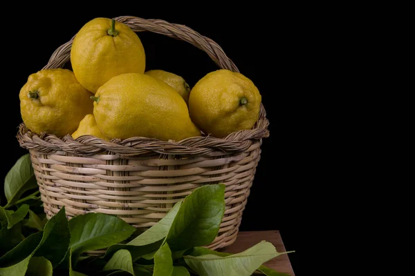 甘蔗篮上成熟的有机柠檬 — 图库照片
