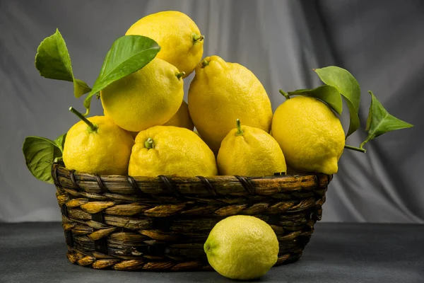 有新鲜成熟柠檬的篮子 — 图库照片