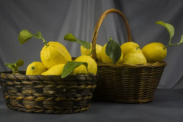 有新鲜成熟柠檬的篮子 — 图库照片