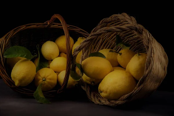 带有成熟的 华丽的柠檬的乡村篮子 — 图库照片