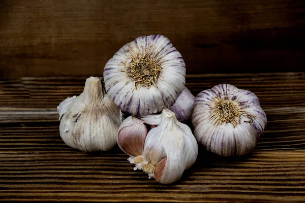 Paarse Knoflook Houten Voorgrond — Stockfoto