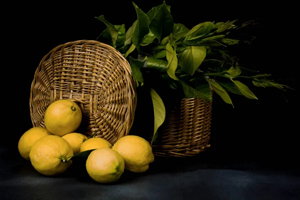 Cesta Mimbre Hojas Limones — Foto de Stock