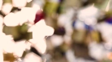 Aşıkların Paris köprüde asılı kilitler.