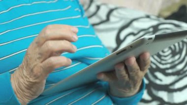 Yaşlı kadın bilgisayar tablet kullanma