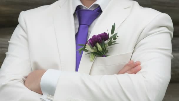 The groom dressed in a white suit with purple tie — Stock Video