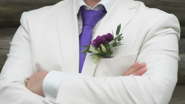 Man dressed in a white suit with purple tie — Stock Video