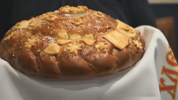 Mujer sostiene un delicioso pan exuberante — Vídeos de Stock