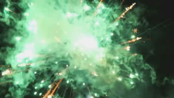 Fuegos artificiales brillantes de muchos colores — Vídeos de Stock