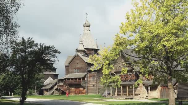 Museum houten architectuur Vitoslavlitsy dorp — Stockvideo