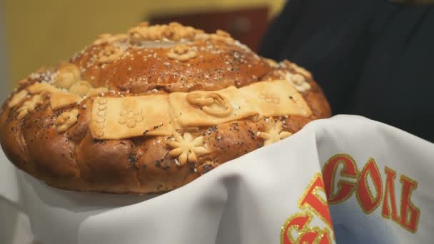 Vrouw houdt een weelderige heerlijke brood — Stockvideo