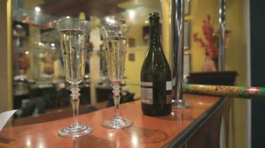 Tatil boyunca köpüklü şarap ile iki flüt