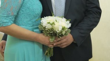 Evli çift ayakta düğün salonunda