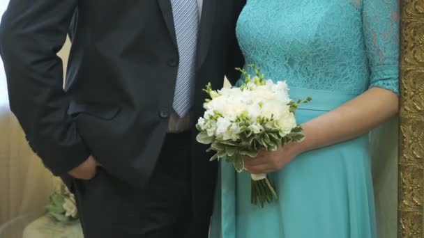 Жених и невеста стоят в свадебном зале — стоковое видео