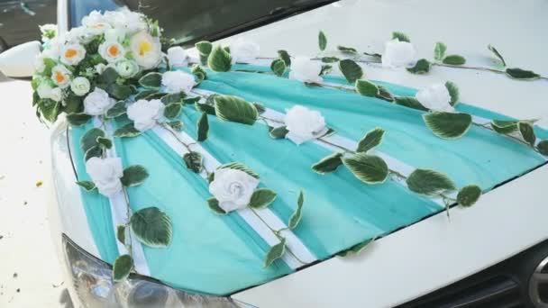 Svatební dekorace na auto bílé kapuce, venku — Stock video