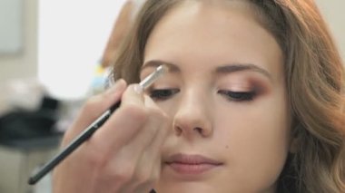 Bir kız için makyaj yapma makyaj sanatçısı
