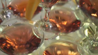 Kırmızı Martini ile gözlük güzel raflar